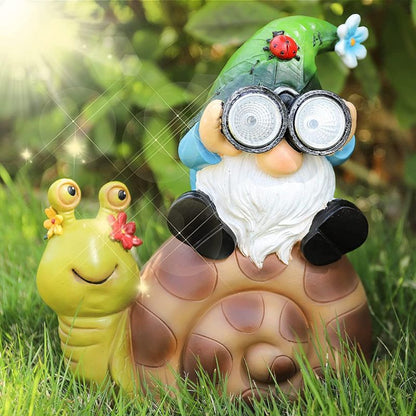 Escargot solaire avec nain de jardin