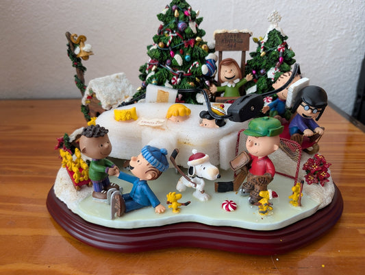A Charlie Brown Christmas Ice Skating Rink from Danbury Mint - 2000s Holiday Decor (Resin. Plastic. Wiring Figurine / Diorama. Pop Culture. Christmas. Collectible. Multicolor)
