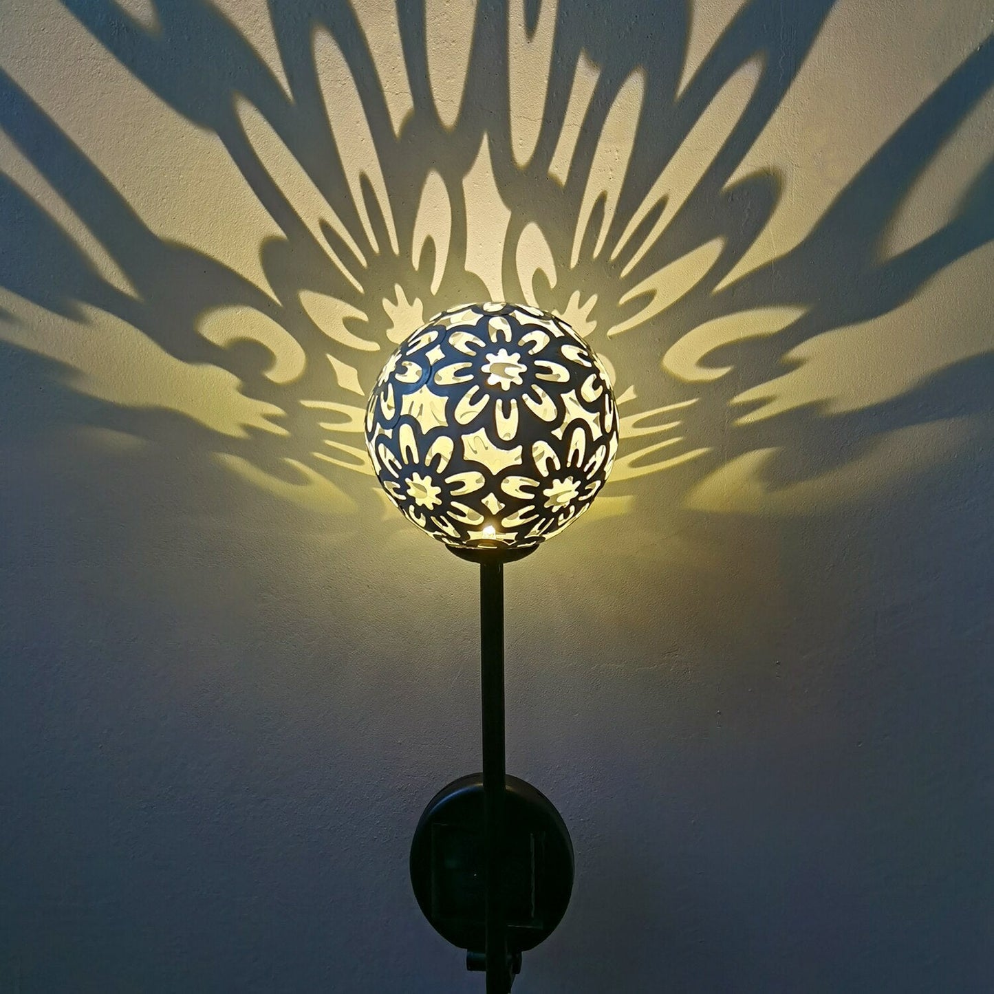 Lampe solaire piquet Boule en fleure blanche