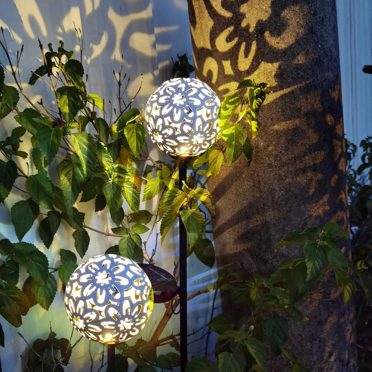 Lampe solaire piquet Boule en fleure blanche