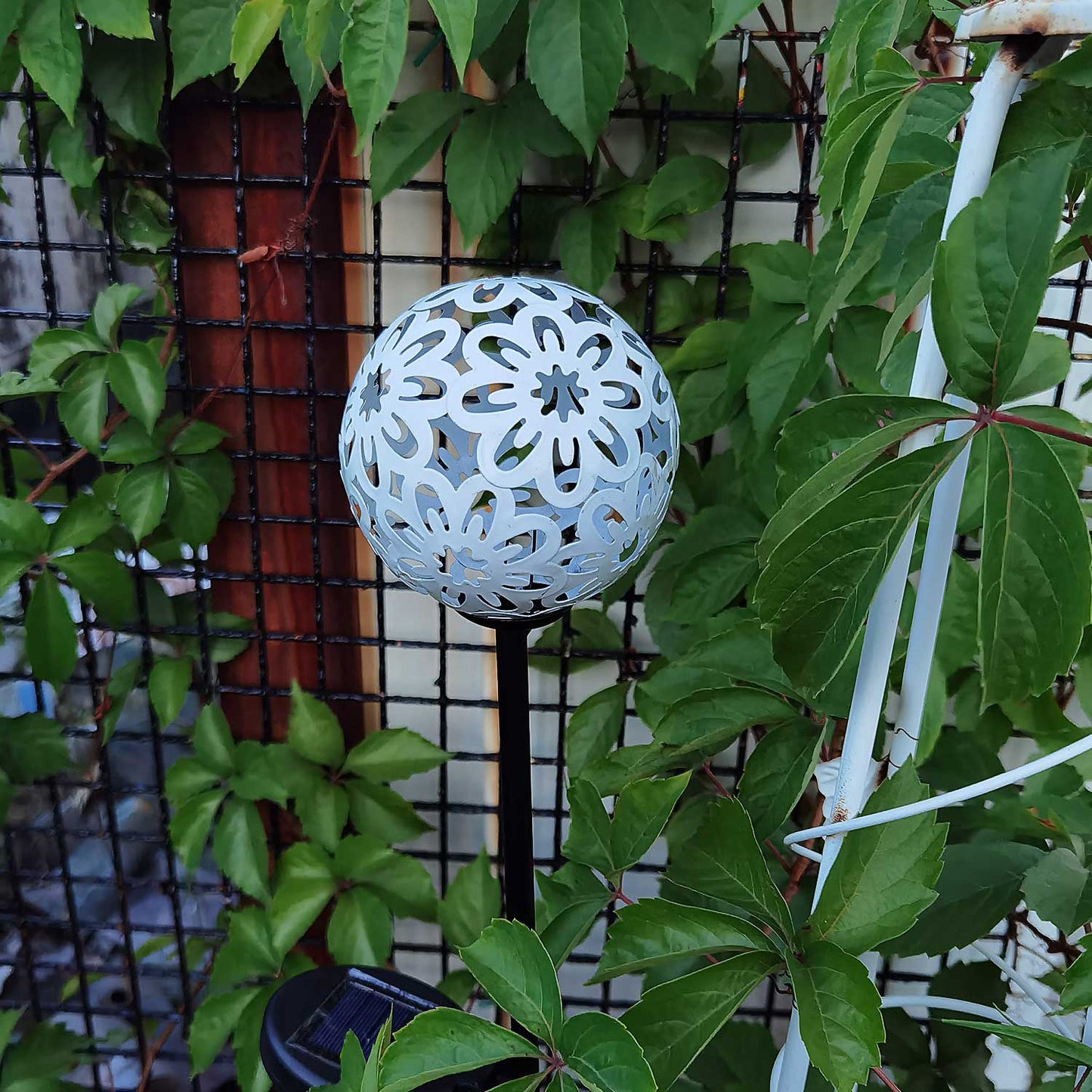 Lampe solaire piquet Boule en fleure blanche